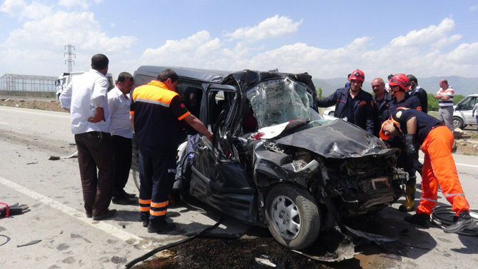 otomobil-kamyonun-altina-girdi-2-olu-2.jpg otomobil-kamyonun-altina-girdi-2-olu-2.jpg