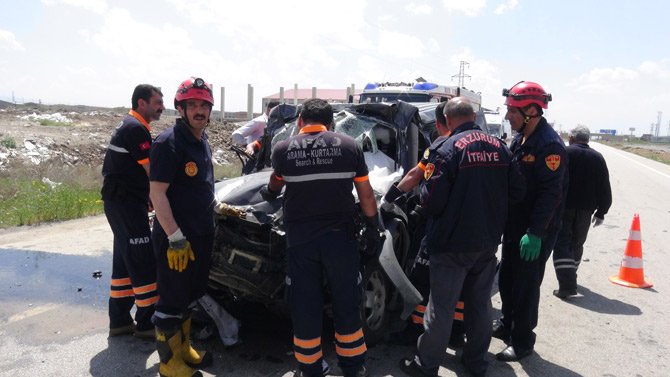 otomobil-kamyonun-altina-girdi-2-olu-3.jpg otomobil-kamyonun-altina-girdi-2-olu-3.jpg