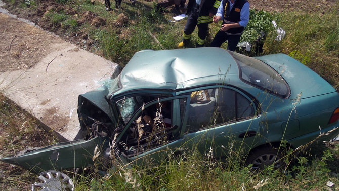 otomobil-menfeze-uctu-3-olu,-1-yarali-1.jpg otomobil-menfeze-uctu-3-olu,-1-yarali-1.jpg