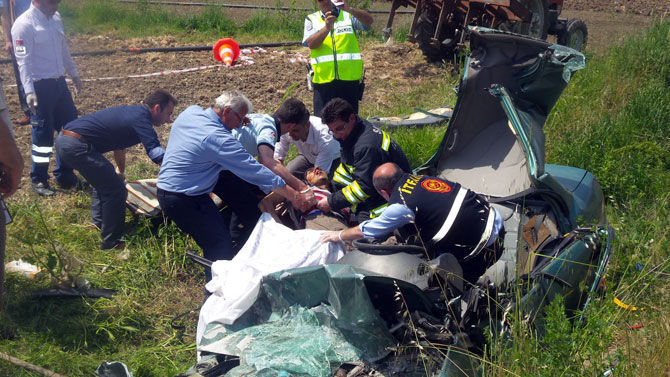 otomobil-menfeze-uctu-3-olu,-1-yarali-3-002.jpg otomobil-menfeze-uctu-3-olu,-1-yarali-3-002.jpg