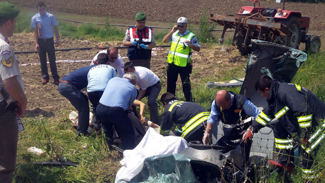 otomobil-menfeze-uctu-3-olu,-1-yarali-4-001.jpg otomobil-menfeze-uctu-3-olu,-1-yarali-4-001.jpg