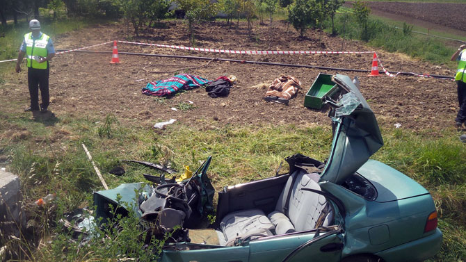 otomobil-menfeze-uctu-3-olu,-1-yarali-5.jpg otomobil-menfeze-uctu-3-olu,-1-yarali-5.jpg