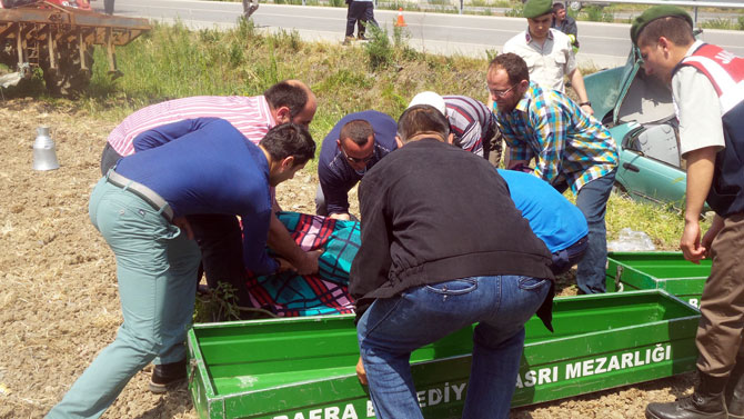 otomobil-menfeze-uctu-3-olu,-1-yarali-6.jpg otomobil-menfeze-uctu-3-olu,-1-yarali-6.jpg