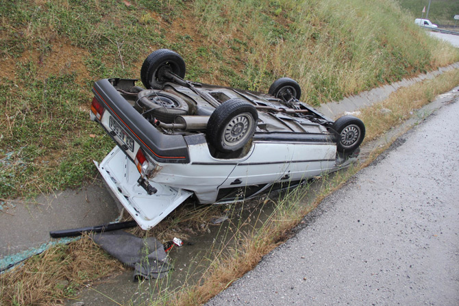 otomobil-su-kanalina-devrildi2.jpg otomobil-su-kanalina-devrildi2.jpg