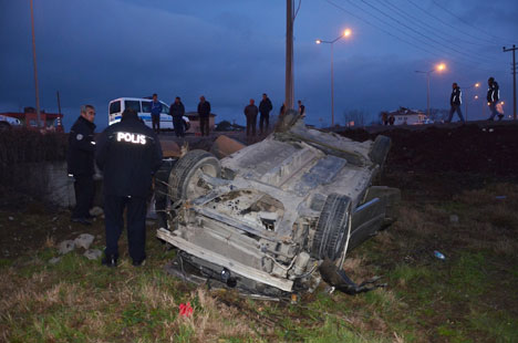 otomobil-takla-atti-3-yarali--2.jpg otomobil-takla-atti-3-yarali--2.jpg