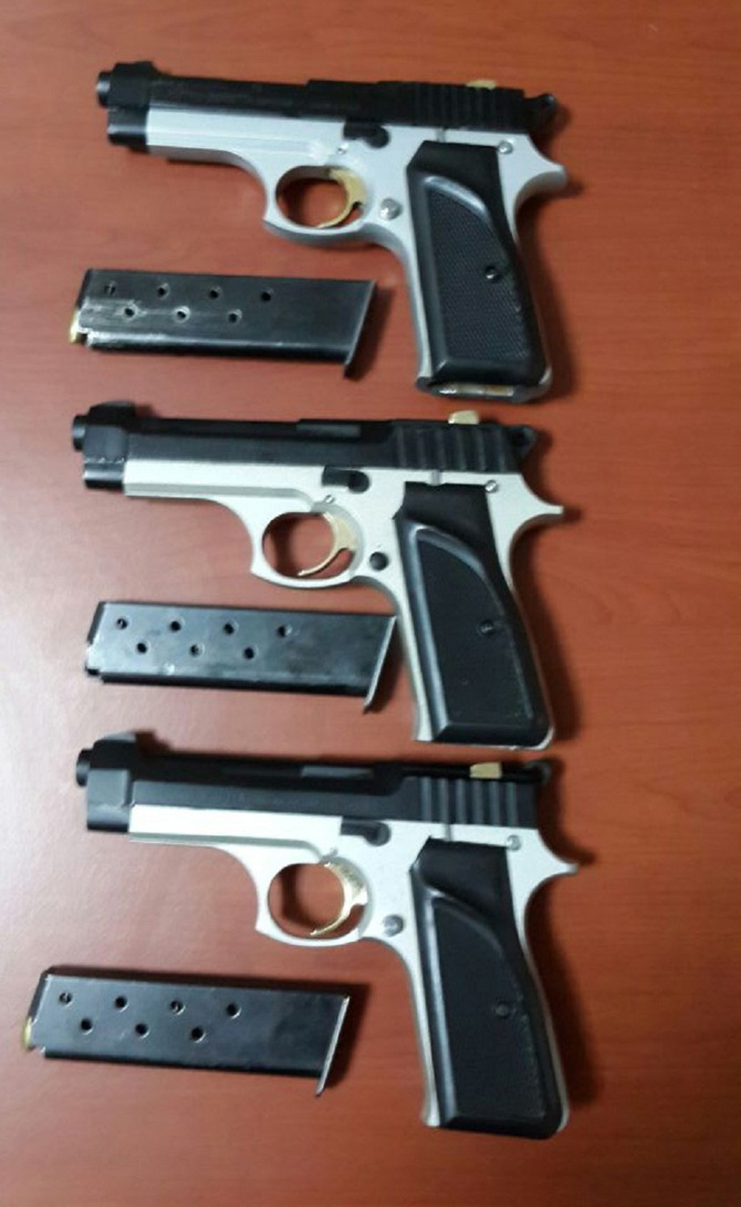 otomobilde-3-adet-ruhsatsiz-tabanca-ele-gecirildi-1.jpg otomobilde-3-adet-ruhsatsiz-tabanca-ele-gecirildi-1.jpg