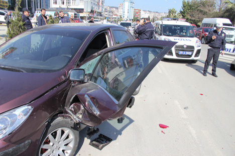 otomobiline-binerken-kazada-oldu-5.20150309142857.jpg otomobiline-binerken-kazada-oldu-5.20150309142857.jpg