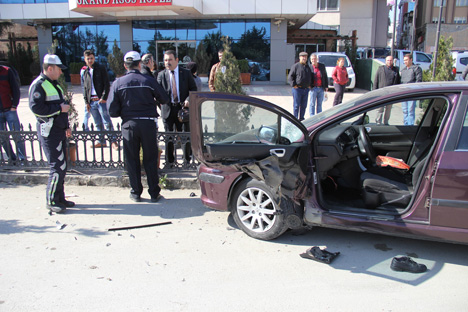 otomobiline-binerken-kazada-oldu-7.jpg otomobiline-binerken-kazada-oldu-7.jpg