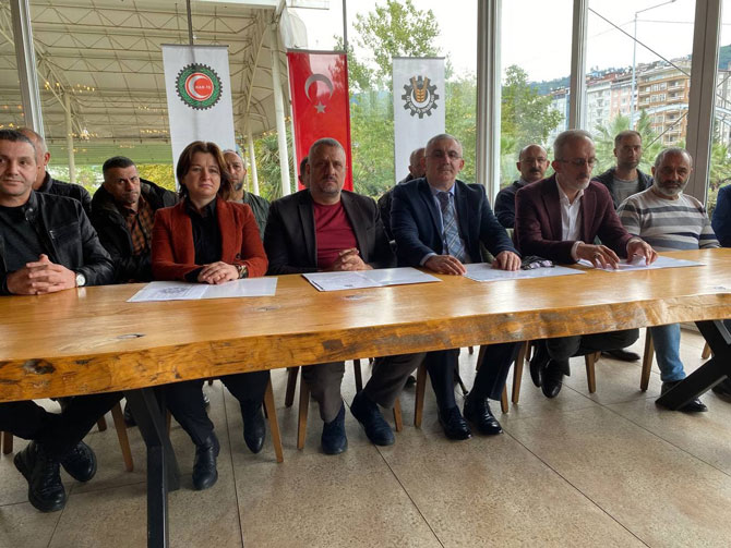 oz-gida-is-sendikasi-dogu-karadeniz-rize-sube-baskani-hasan-fehmi-bursali-rizede-duzenledigi-basin-toplantisinda-sozlesmenin-detaylarini-acikladi-2.jpg
