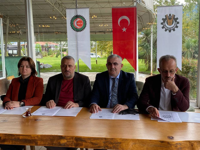oz-gida-is-sendikasi-dogu-karadeniz-rize-sube-baskani-hasan-fehmi-bursali-rizede-duzenledigi-basin-toplantisinda-sozlesmenin-detaylarini-acikladi-4.jpg