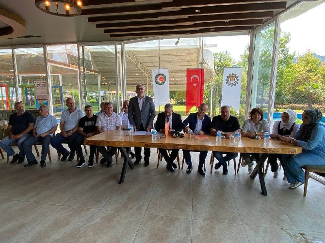 oz-gida-is-sendikasi-genel-baskan-yardimcilari-tevfik-hanceroglu-sultan-murat-karadag-ile-dogu-karadeniz-sube-baskani-hasan-fehmi-bursali-rizede-basin-mensuplari-ile-bir-araya-geldi-2.jpg