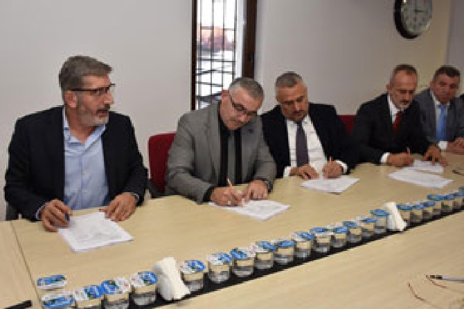 oz-gida-is-sendikasi-ile-caykur-arasindaki-toplu-is-sozlesmesi-imza-toreni-(10).jpg