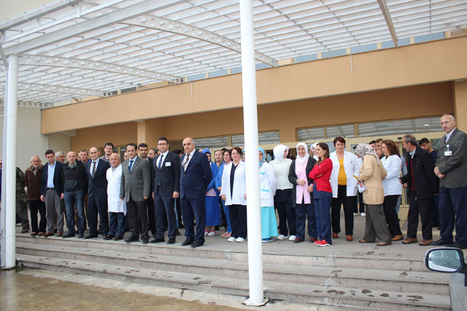 pazar’da-saglik-calisanlarindan-teror-tepkisi-2.jpg pazar’da-saglik-calisanlarindan-teror-tepkisi-2.jpg