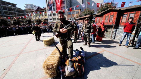 pazar-avcilik-ve-aticilik-dernegi-uyelerinin-temsili-kurtulus-gosterisinde-iskence-uyarisi-1.jpg pazar-avcilik-ve-aticilik-dernegi-uyelerinin-temsili-kurtulus-gosterisinde-iskence-uyarisi-1.jpg