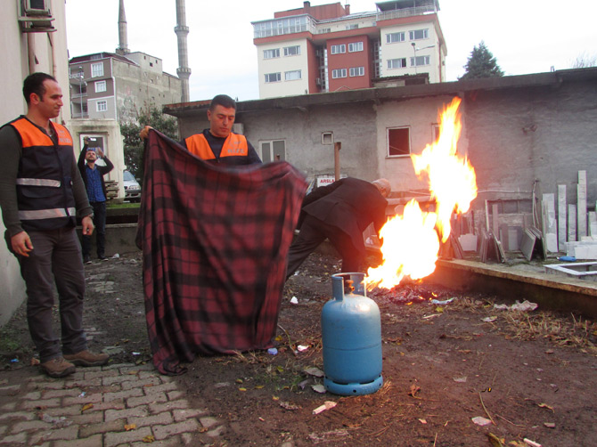 pazar-emniyet-personeline-yangin-tatbikati-3.jpg pazar-emniyet-personeline-yangin-tatbikati-3.jpg