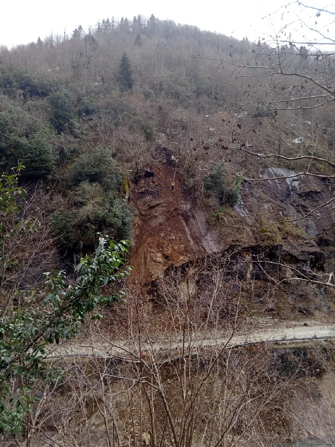 pazar-hemsin-kara-yolunda-tehlike-arz-eden-kayalar-temizleniyor-1.jpg