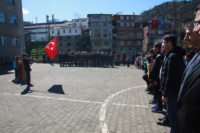 pazarkoy-ali-usta-ilkogretim-okulu-canakkale-deniz-zaferini-kutlama-ve-sehitleri-anma-programi-duzenledi-(1).jpg
