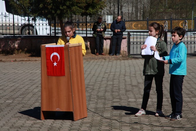 pazarkoy-ali-usta-ilkogretim-okulu-canakkale-deniz-zaferini-kutlama-ve-sehitleri-anma-programi-duzenledi-(11).jpg