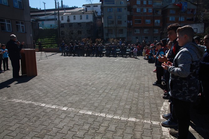 pazarkoy-ali-usta-ilkogretim-okulu-canakkale-deniz-zaferini-kutlama-ve-sehitleri-anma-programi-duzenledi-(13).jpg