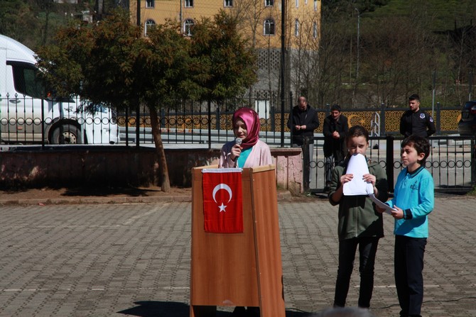 pazarkoy-ali-usta-ilkogretim-okulu-canakkale-deniz-zaferini-kutlama-ve-sehitleri-anma-programi-duzenledi-(2).jpg