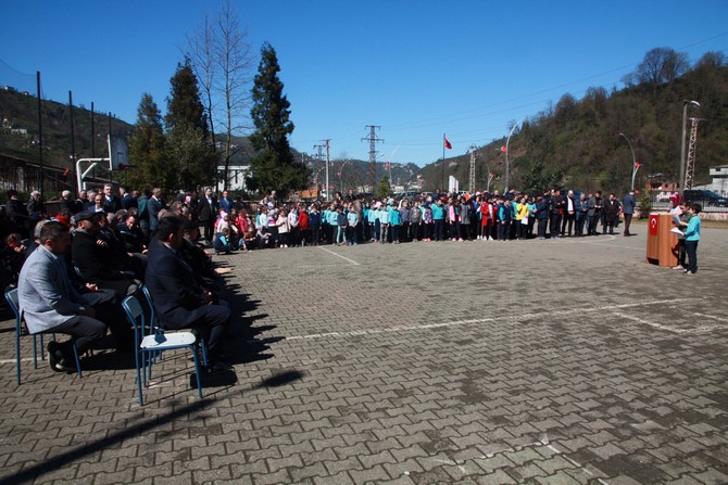 pazarkoy-ali-usta-ilkogretim-okulu-canakkale-deniz-zaferini-kutlama-ve-sehitleri-anma-programi-duzenledi-(3).jpg