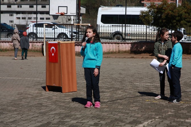pazarkoy-ali-usta-ilkogretim-okulu-canakkale-deniz-zaferini-kutlama-ve-sehitleri-anma-programi-duzenledi-(4).jpg
