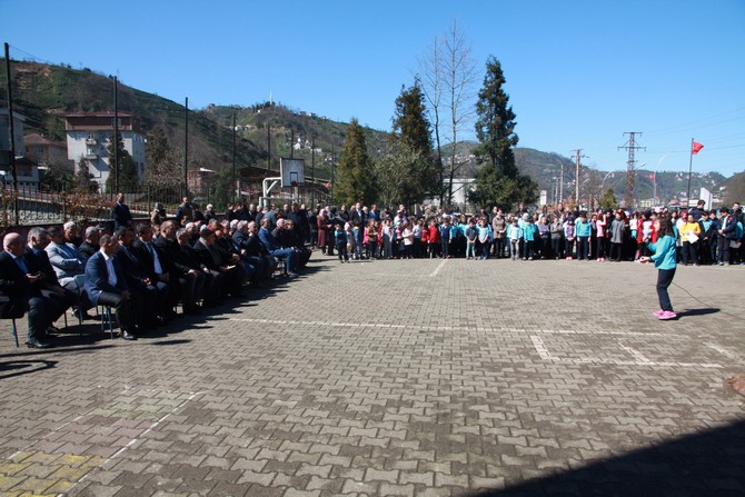 pazarkoy-ali-usta-ilkogretim-okulu-canakkale-deniz-zaferini-kutlama-ve-sehitleri-anma-programi-duzenledi-(5).jpg