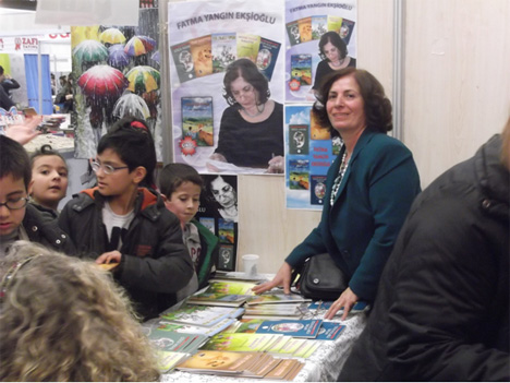 pazarli-cocuk-edebiyatcisi-yazar-fatma-yangin-eksioglu-ato-kitap-fuarinda-kitaplarini-imzaladi-1.jpg pazarli-cocuk-edebiyatcisi-yazar-fatma-yangin-eksioglu-ato-kitap-fuarinda-kitaplarini-imzaladi-1.jpg