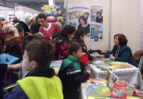 pazarli-cocuk-edebiyatcisi-yazar-fatma-yangin-eksioglu-ato-kitap-fuarinda-kitaplarini-imzaladi-2.jpg pazarli-cocuk-edebiyatcisi-yazar-fatma-yangin-eksioglu-ato-kitap-fuarinda-kitaplarini-imzaladi-2.jpg