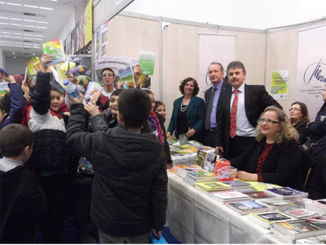 pazarli-cocuk-edebiyatcisi-yazar-fatma-yangin-eksioglu-ato-kitap-fuarinda-kitaplarini-imzaladi-3.jpg pazarli-cocuk-edebiyatcisi-yazar-fatma-yangin-eksioglu-ato-kitap-fuarinda-kitaplarini-imzaladi-3.jpg