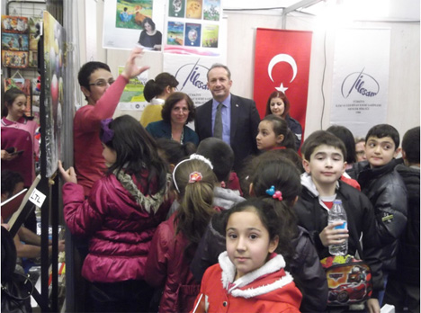 pazarli-cocuk-edebiyatcisi-yazar-fatma-yangin-eksioglu-ato-kitap-fuarinda-kitaplarini-imzaladi-4.jpg pazarli-cocuk-edebiyatcisi-yazar-fatma-yangin-eksioglu-ato-kitap-fuarinda-kitaplarini-imzaladi-4.jpg