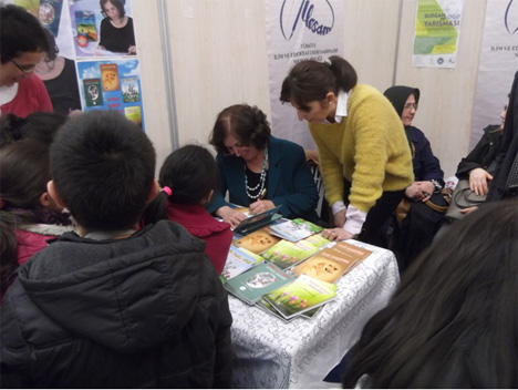 pazarli-cocuk-edebiyatcisi-yazar-fatma-yangin-eksioglu-ato-kitap-fuarinda-kitaplarini-imzaladi-5.jpg pazarli-cocuk-edebiyatcisi-yazar-fatma-yangin-eksioglu-ato-kitap-fuarinda-kitaplarini-imzaladi-5.jpg