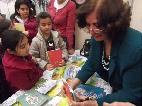 pazarli-cocuk-edebiyatcisi-yazar-fatma-yangin-eksioglu-ato-kitap-fuarinda-kitaplarini-imzaladi-6.jpg pazarli-cocuk-edebiyatcisi-yazar-fatma-yangin-eksioglu-ato-kitap-fuarinda-kitaplarini-imzaladi-6.jpg