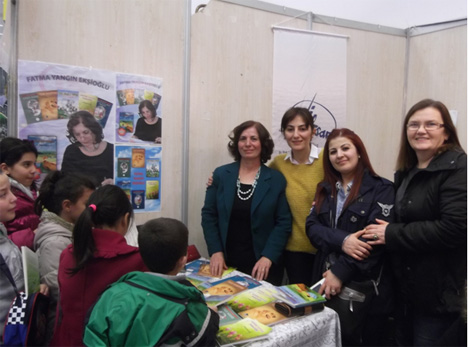pazarli-cocuk-edebiyatcisi-yazar-fatma-yangin-eksioglu-ato-kitap-fuarinda-kitaplarini-imzaladi-8.jpg pazarli-cocuk-edebiyatcisi-yazar-fatma-yangin-eksioglu-ato-kitap-fuarinda-kitaplarini-imzaladi-8.jpg