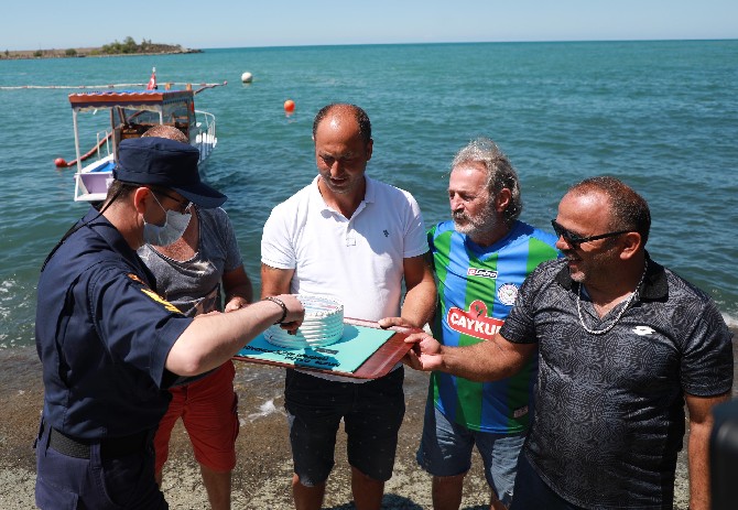 plaj-isletmecileri-sahil-guvenligin-39-yasini-sahte-ihbarla-cagirdiklari-kurum-personeline-surpriz-yaparak-kutladi-4.jpg