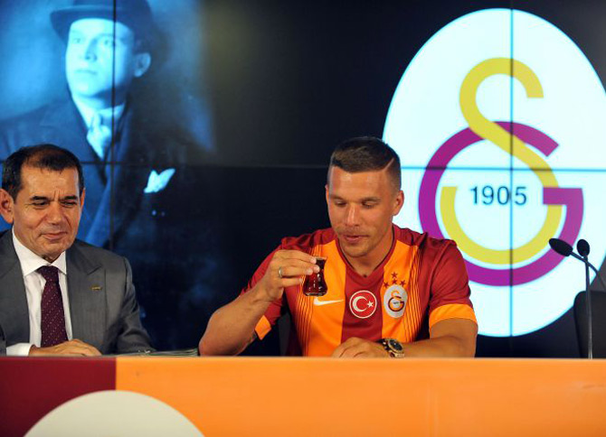 podolski-imzayi-atti,-cayini-icti2.jpg podolski-imzayi-atti,-cayini-icti2.jpg