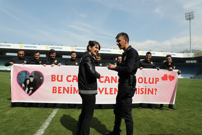 polis-haftasi-etkinliginde-ilginc-evlilik-teklifi.jpg