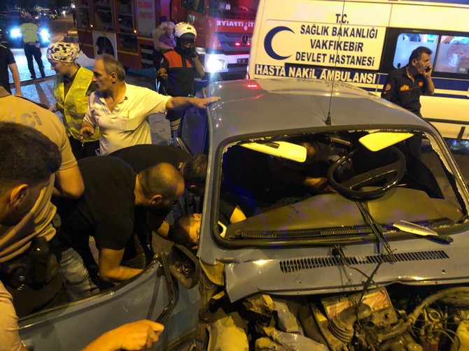 polis-noktasindan-kacan-arac-kaza-yapti-5-yarali-(2).jpg