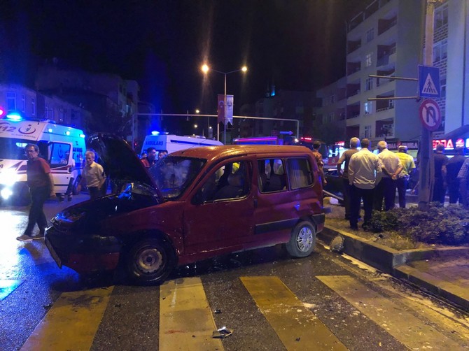 polis-noktasindan-kacan-arac-kaza-yapti-5-yarali-(3).jpg