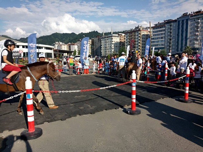 pony-atlari-rize’de-cocuklari-eglendirdi-(1).jpg