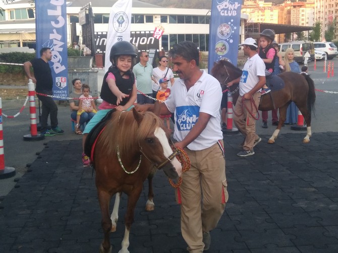 pony-atlari-rize’de-cocuklari-eglendirdi-(14).jpg