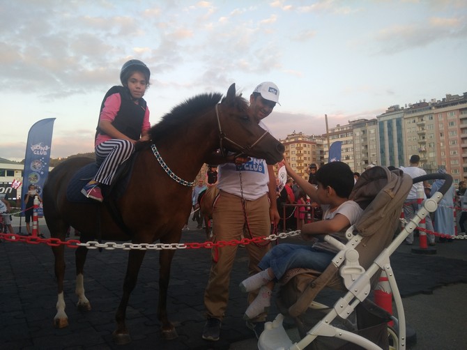 pony-atlari-rize’de-cocuklari-eglendirdi-(15).jpg