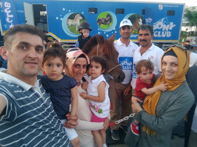pony-atlari-rize’de-cocuklari-eglendirdi-(16).jpg