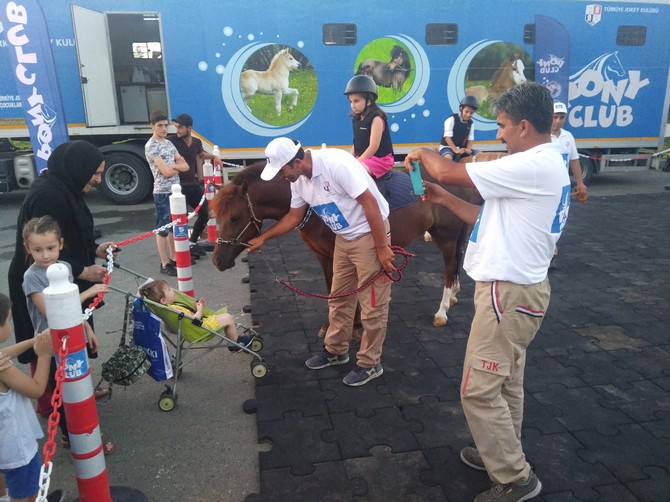 pony-atlari-rize’de-cocuklari-eglendirdi-(18).jpg