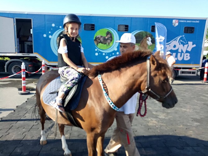 pony-atlari-rize’de-cocuklari-eglendirdi-(2).jpg