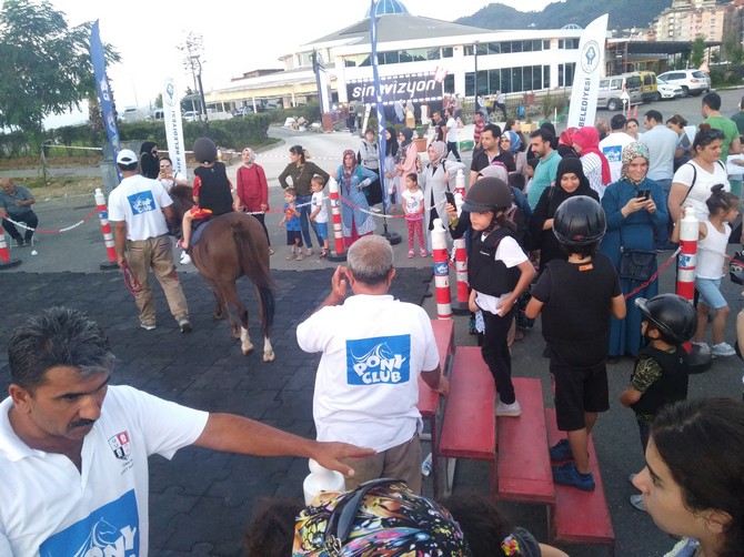 pony-atlari-rize’de-cocuklari-eglendirdi-(20).jpg