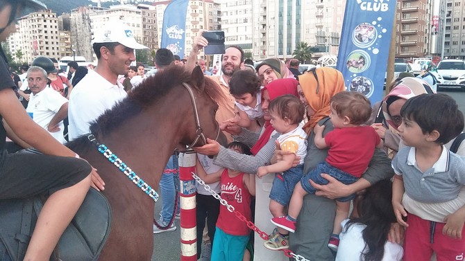 pony-atlari-rize’de-cocuklari-eglendirdi-(21).jpg