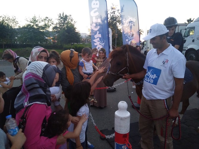 pony-atlari-rize’de-cocuklari-eglendirdi-(22).jpg