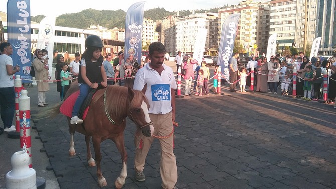 pony-atlari-rize’de-cocuklari-eglendirdi-(6)-001.jpg