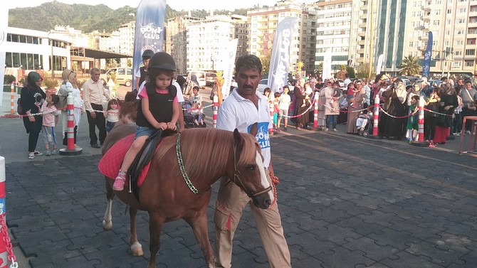 pony-atlari-rize’de-cocuklari-eglendirdi-(7)-001.jpg